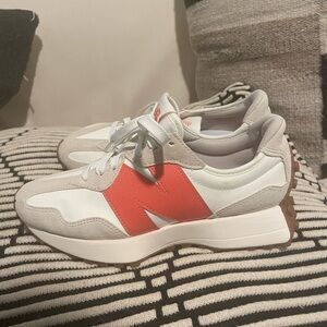 Cute new balance 327’s worn maximum of 3 times. Perfect for summer.